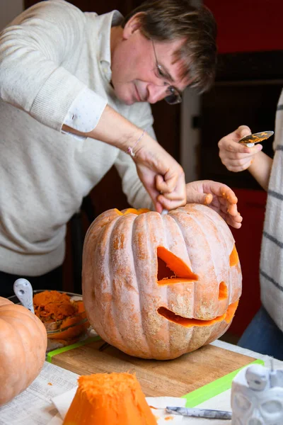 Ein Mann Mittleren Alters Vater Schnitzt Einen Großen Orangefarbenen Kürbis — Stockfoto