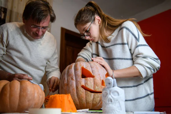 Vater Und Tochter Schnitzen Kürbis Jack Oder Laternen Halloween Der — Stockfoto