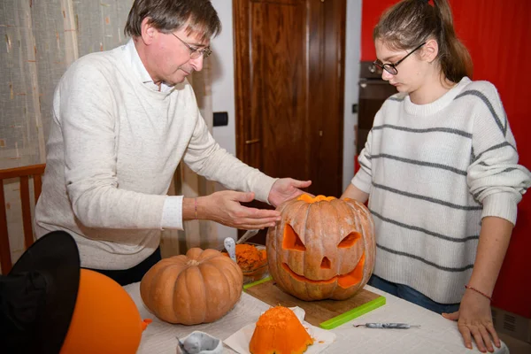 Vater Und Tochter Schnitzen Kürbis Jack Oder Laternen Halloween Der — Stockfoto
