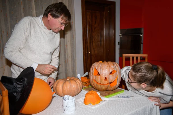 Vater Und Tochter Schnitzen Kürbis Jack Oder Laternen Halloween Der — Stockfoto