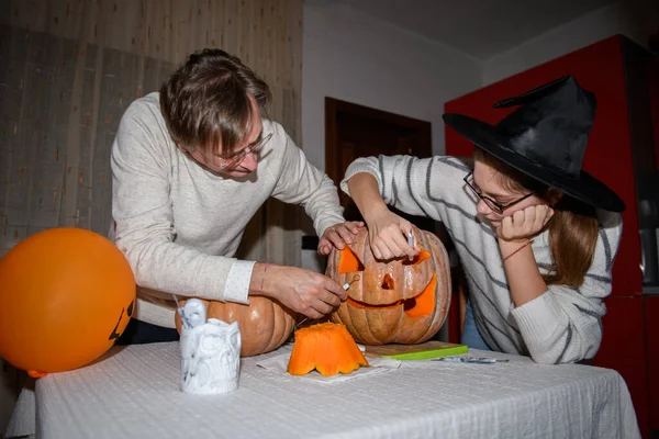 Vater Und Tochter Schnitzen Kürbis Jack Oder Laternen Halloween Der — Stockfoto