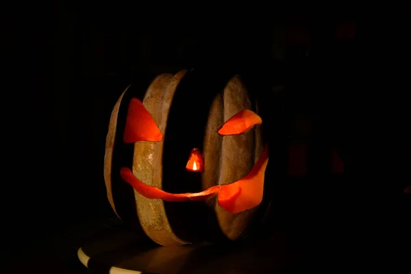 Strašidelné Strašidelné Vyřezávané Dýně Září Halloweenské Noci Tradiční Halloweenský Symbol — Stock fotografie
