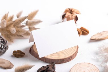 Evlilik kağıtları, beyaz masa arkasında boho dekor, kadınsı blog ya da düğün davetiyesi içeren boş kart modellemesi 3.5x2. Minimum bohem stil modeli, teşekkür kartı ya da tebrik kartı