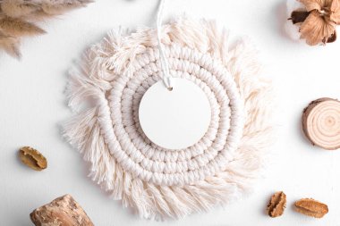 Pamuk iplik, boho dekorasyonu, kuru bitkiler, paketleme elementi olan yuvarlak beyaz bir arka plan modeli. Kapatın. Metin ve doğal eko tasarımı için ürün bohem kopyalama alanı etiketlensin