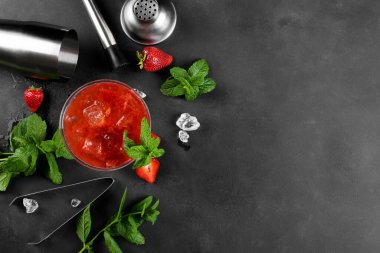 Soğuk yaz çilekli mojito, margarita, martini bardağında daiquiri. Buzlu taze çilekli içecek, barmen aletleri seti ve arka planda nane yaprakları. Buzlu çilekli limonata, yukarıda.