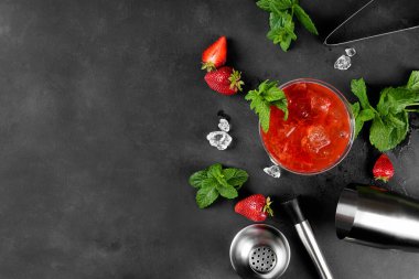 Soğuk yaz çilekli mojito, margarita, martini bardağında daiquiri. Buzlu taze çilekli içecek, barmen aletleri seti ve arka planda nane yaprakları. Buzlu çilekli limonata, yukarıda.