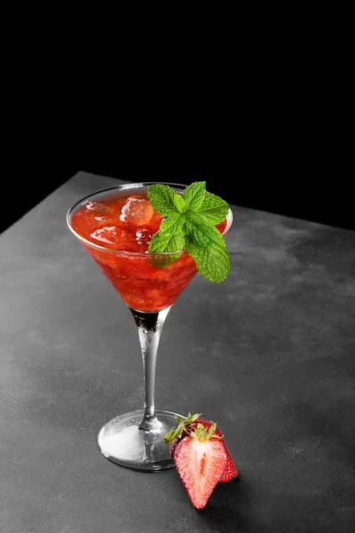 Cold Summer Jordbær Cocktail Mojito Margarita Daiquiri Martini Glass Fersk – stockfoto