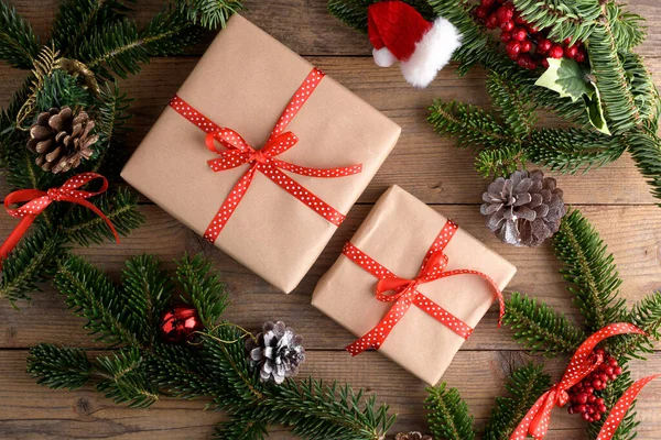 Boîte Cadeau Kraft Noël Avec Ruban Rouge Sur Fond Bois — Photo