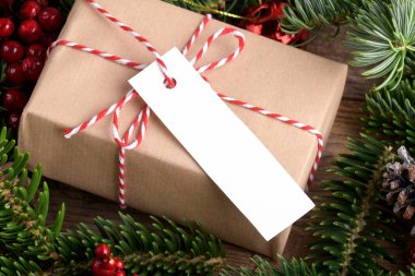 Noel dikdörtgeni hediye etiketi modeli mevcut kutu, ürün etiketi modeli, doğal köknar ağacı dalı, koni ve Noel süslemesi, Noel indirimi konsepti. Boş kağıt dikdörtgen isim etiketi