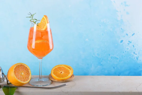 Classic Italian Aperitif Aperol Spritz Cocktail Wineglasses Ice Slice Orange — Fotografia de Stock