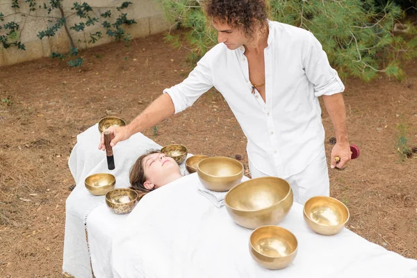 Tibetanska Sjungande Skålar Mästare Gör Ljud Healing Massage Med Nepal — Stockfoto