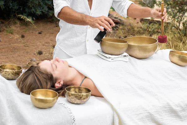 Ung Kvinna Ligger Massagesäng Med Tibetansk Sjungande Skål Utomhus Mästare — Stockfoto