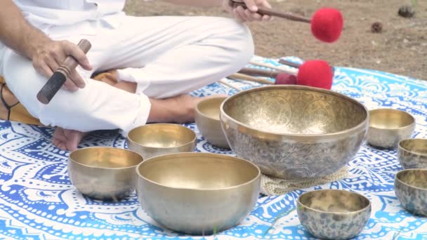在一只唱着 Tibetian Bowls 的人的手的特写 里面写着 Mantra Mani Padme Hum 用于冥想 — 图库视频影像