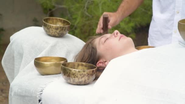 Een Therapeut Van Geluid Massage Therapie Doen Een Boeddhistische Genezing — Stockvideo