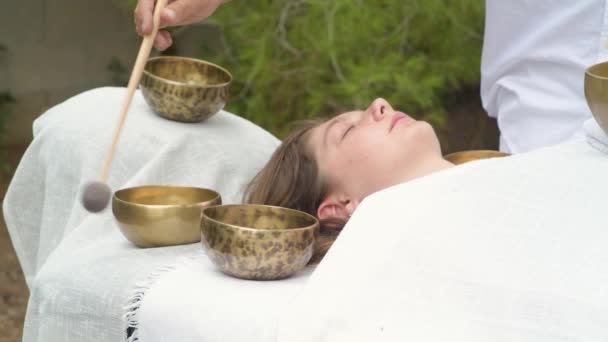 Een Therapeut Van Geluid Massage Therapie Doen Een Boeddhistische Genezing — Stockvideo