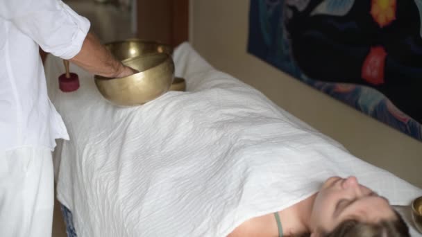 Homme Portant Blanc Faisant Massage Sonore Guérison Avec Bol Chant — Video