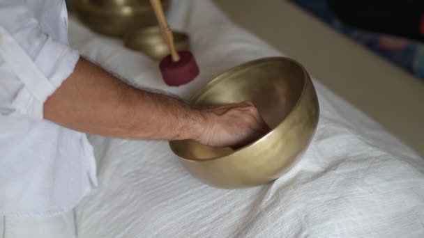 Ένας Θεραπευτής Της Θεραπείας Ηχητικό Μασάζ Κάνει Βουδιστικές Θεραπευτικές Πρακτικές — Αρχείο Βίντεο