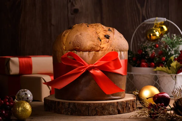 Tradiční Italský Vánoční Dort Panettone Červenou Mašlí Slavnostní Výzdobou Dřevěném — Stock fotografie