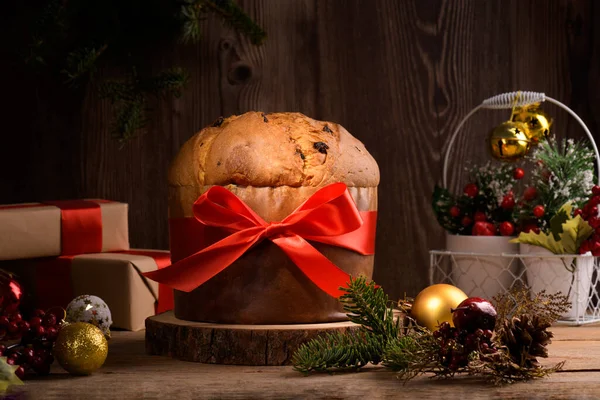 Tradiční Italský Vánoční Dort Panettone Červenou Mašlí Slavnostní Výzdobou Dřevěném — Stock fotografie