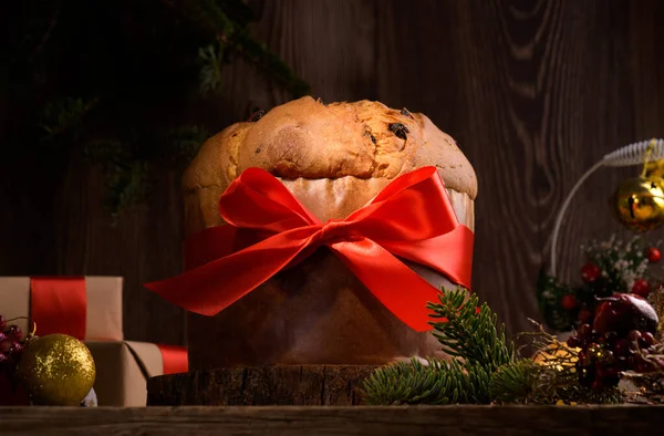 Tradiční Italský Vánoční Dort Panettone Červenou Mašlí Slavnostní Výzdobou Dřevěném — Stock fotografie