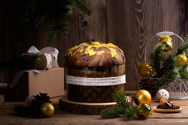 Традиционный Итальянский Рождественский Торт Panettone Белой Лентой Праздничное Оформление Деревянном — стоковое фото