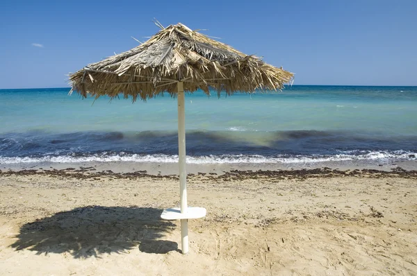 Umbrella on the beach — Stock Photo, Image