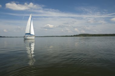 Gölde yelkenli yat