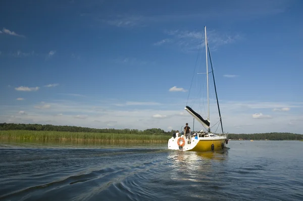 Navegación en yate por el lago — Foto de Stock