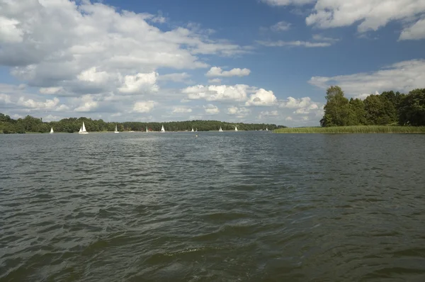 Yates navegando en el lago —  Fotos de Stock