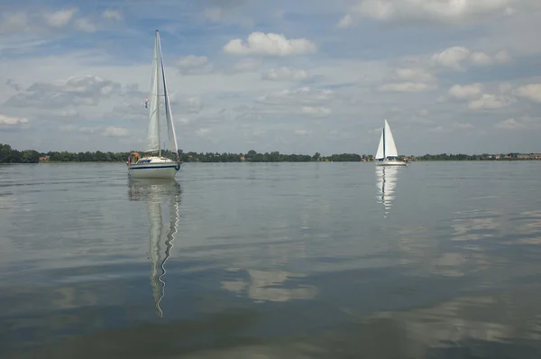 Yachts sailing on the lake — Stock Photo, Image