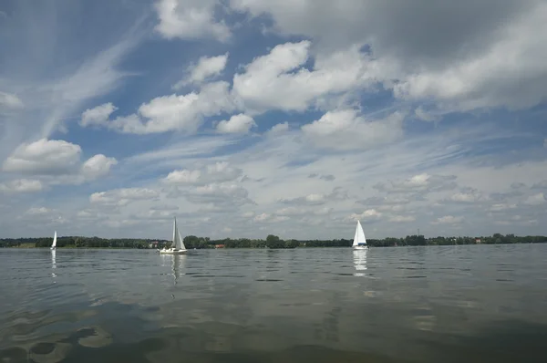 Iates navegando no lago — Fotografia de Stock