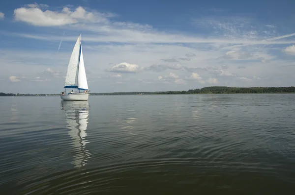 Navegación en yate por el lago —  Fotos de Stock