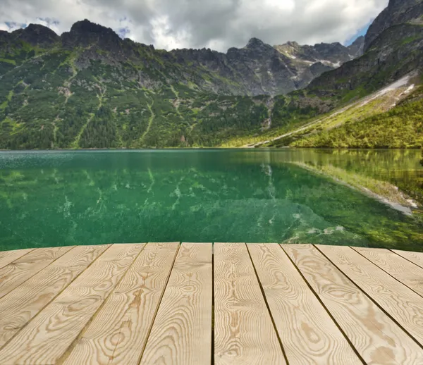 Tischplatte mit See und hohen Bergen — Stockfoto