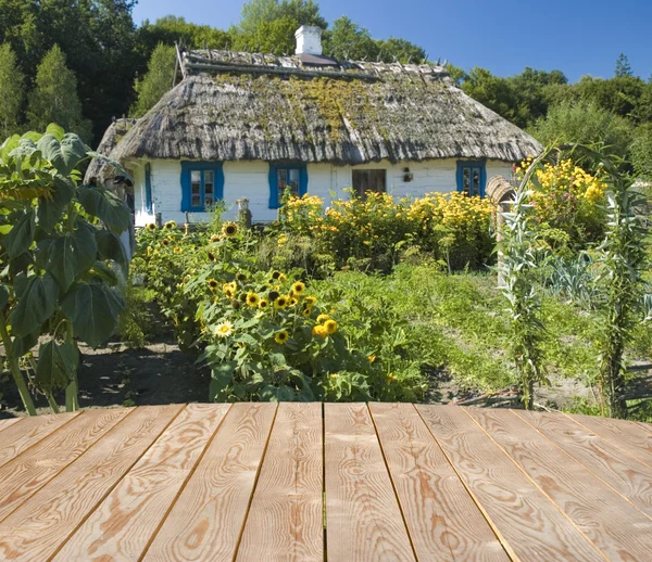 Empty wooden table in the countryside — Stock Photo, Image