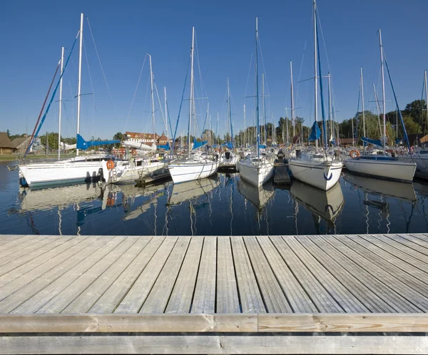 Houten steiger in marina — Stockfoto