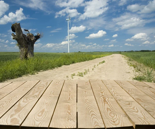 Mesa de madeira vazia no campo — Fotografia de Stock