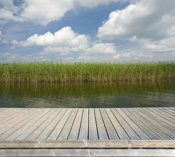 Embarcadero de madera en el lago — Foto de Stock