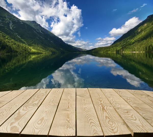 Tischplatte mit See und hohen Bergen — Stockfoto