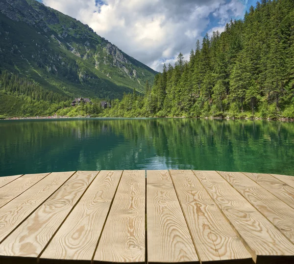 Tischplatte mit See und hohen Bergen — Stockfoto