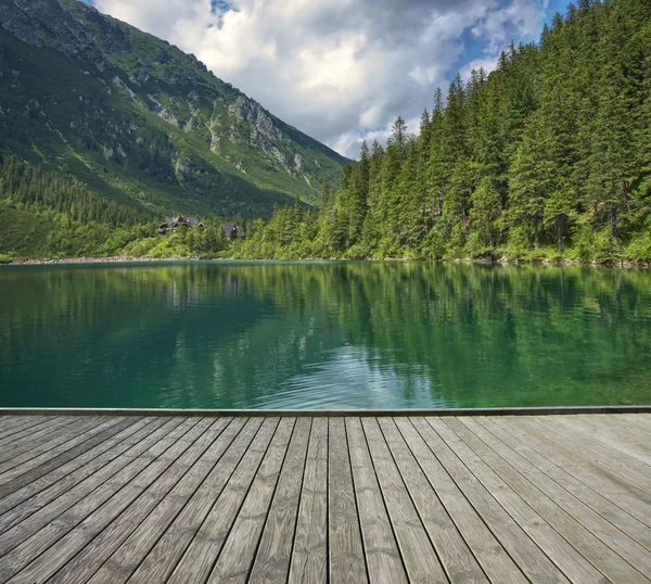 Seebrücke mit Bergsee — Stockfoto