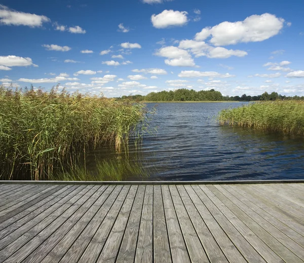 Pontile di legno vuoto — Foto Stock