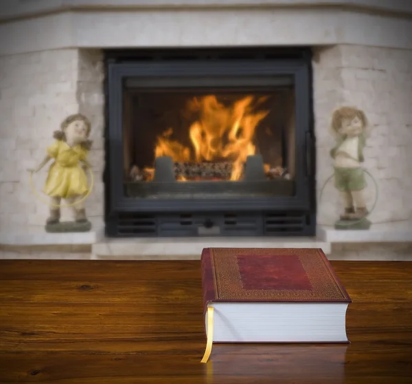 Altes Buch und Kamin — Stockfoto