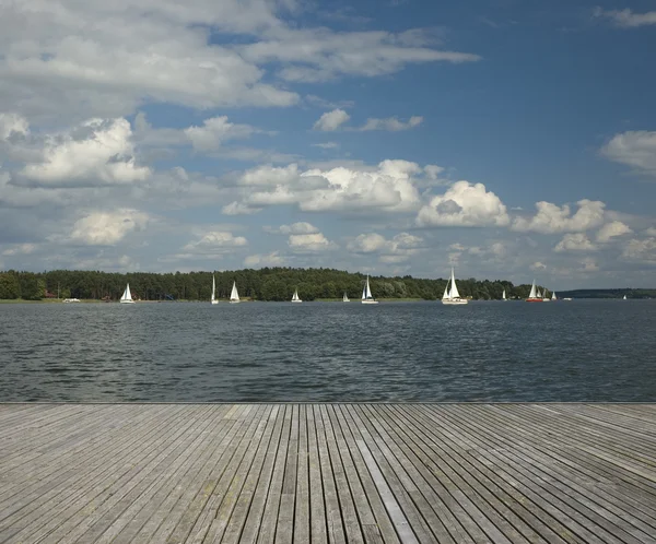 Holzsteg und Yachten — Stockfoto