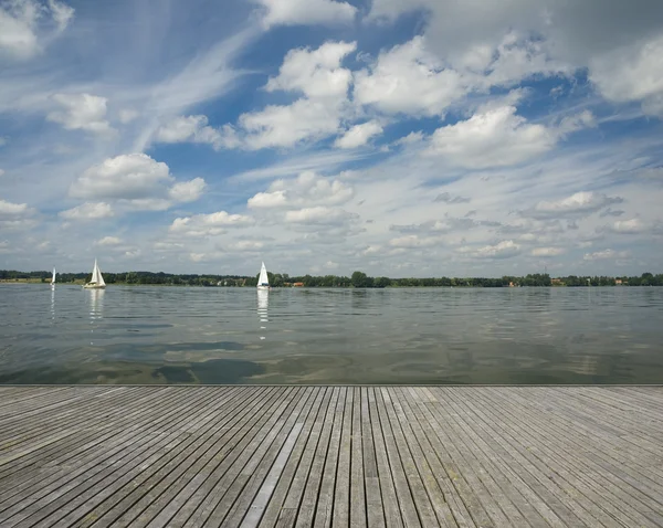 Wooden jetty and yachts — Stock Photo, Image