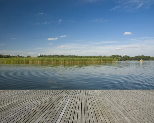 Pontile di legno sul lago — Foto Stock