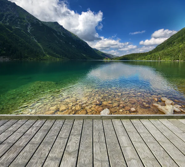 Seebrücke mit Bergsee — Stockfoto