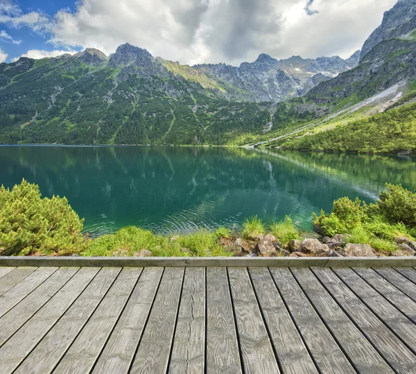 Seebrücke mit Bergsee — Stockfoto