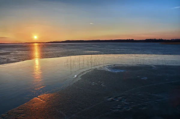 Jäädytetty järvi — kuvapankkivalokuva