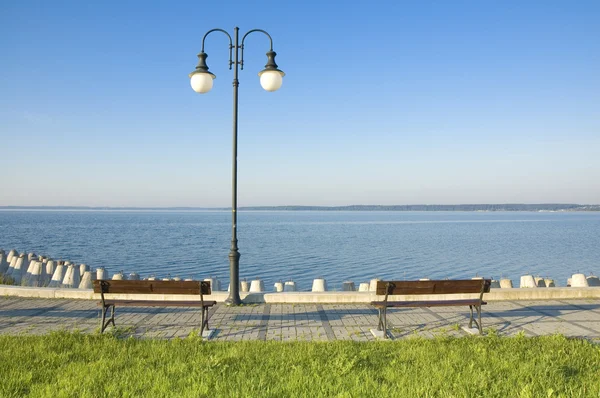 Benches on the lakeshore — Stock Photo, Image