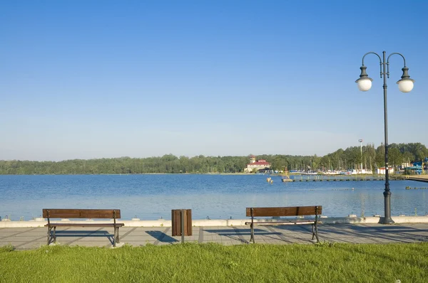 Benches on the lakeshore — Stock Photo, Image